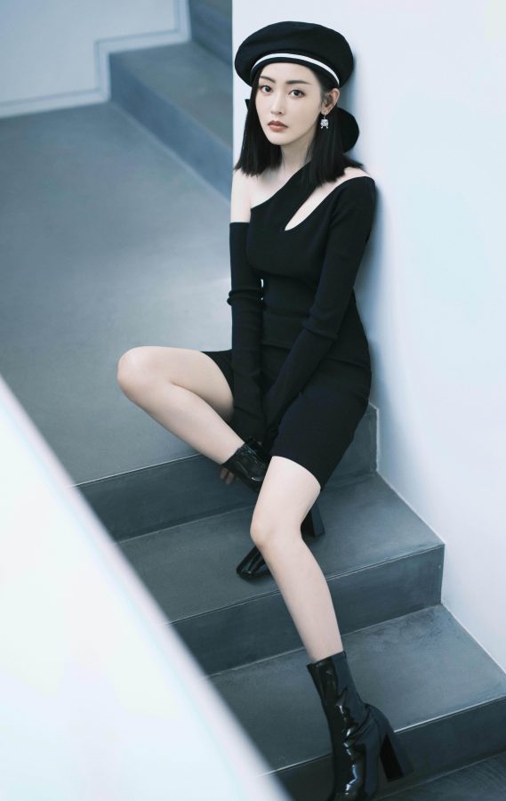 张天爱白皙纤细的美腿盯你看(2/4)