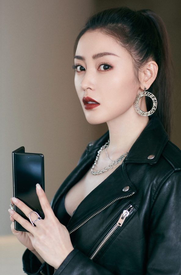张天爱代言三星手机穿低胸装紧身裤，这手机真白(4/6)