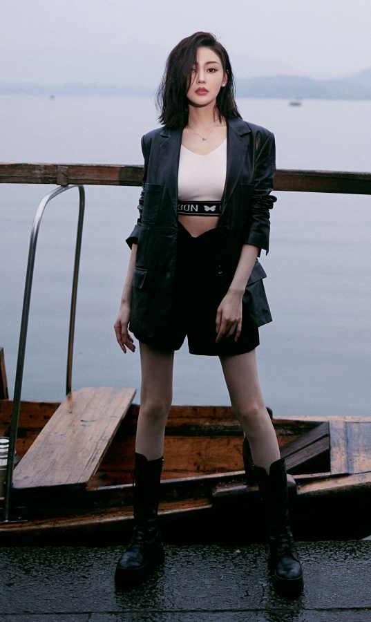 张天爱西湖美腿长靴写真大片(1/9)