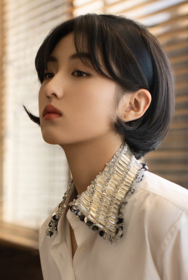 00后短发女生张子枫短裙美腿写真(2/2)