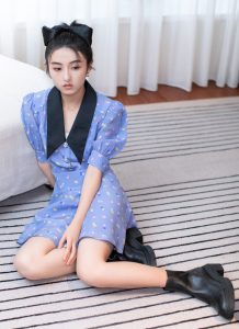 张子枫穿花裙皮短靴少女腿白滑