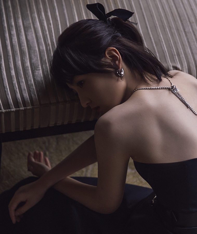 张子枫黑裙凉高美足露背装(2/5)