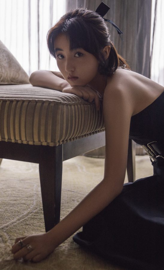 张子枫黑裙凉高美足露背装(3/5)