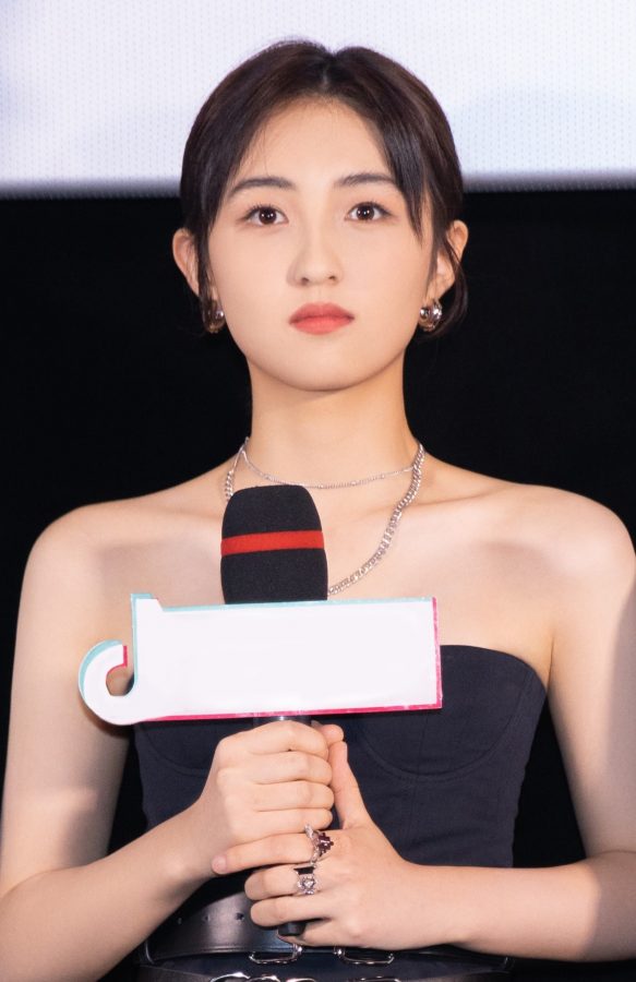 张子枫黑裙凉高美足露背装(5/5)