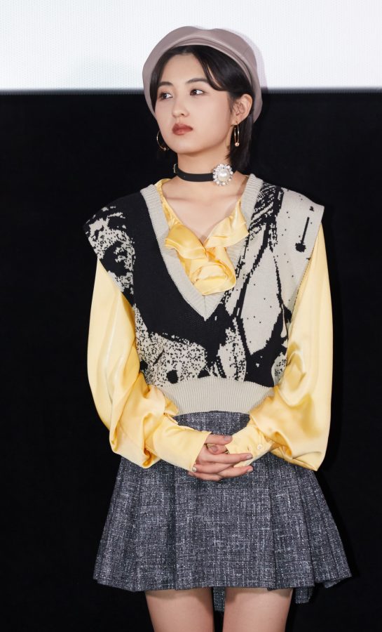 美少女张子枫白腿配马丁靴心动亮相(4/7)