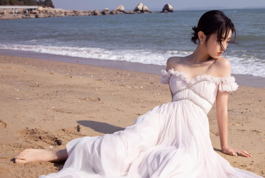 张子枫海边白脚丫美背写真(2/8)