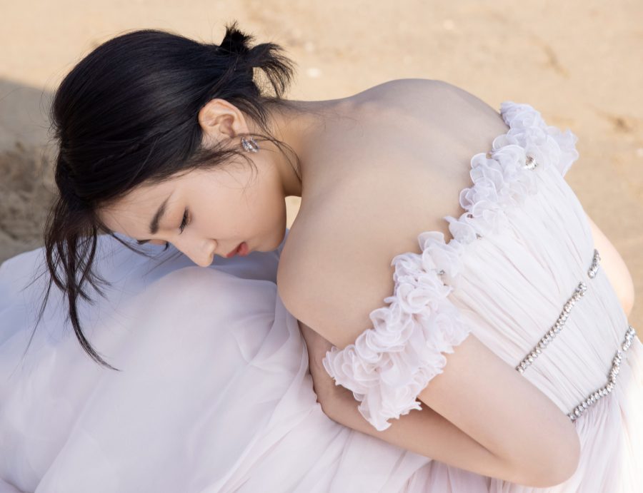 张子枫海边白脚丫美背写真(3/8)