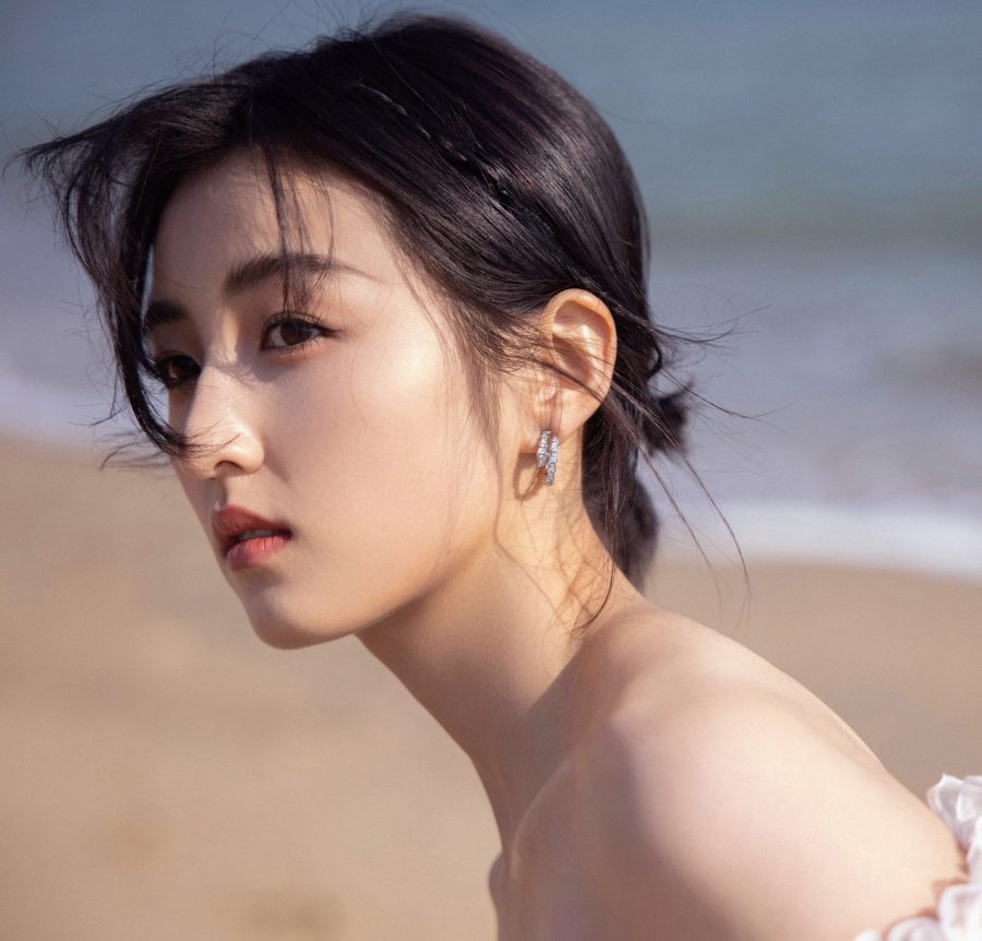 张子枫海边白脚丫美背写真(5/8)