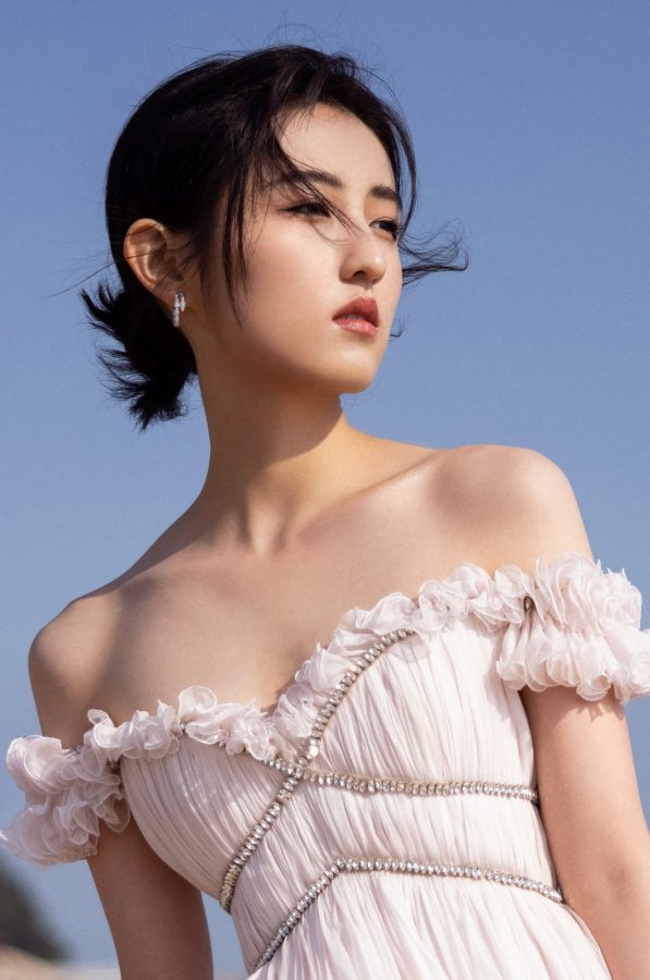 张子枫海边白脚丫美背写真(7/8)