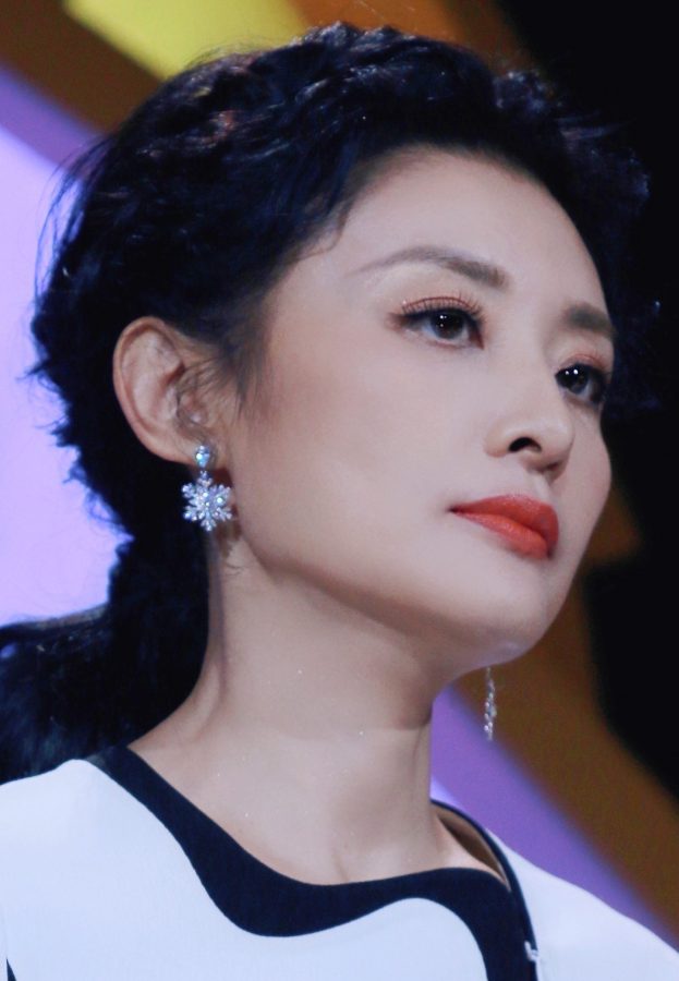 Zhou Tao wore a slit skirt and platform heels to host the scene(3/3)