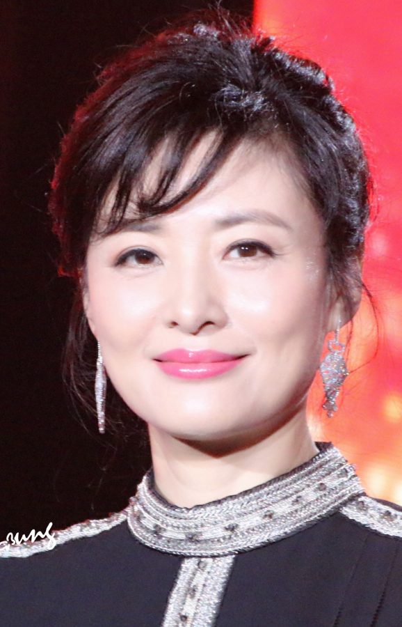 大气的美女周涛姐穿开衩裙踩恨天高(3/8)