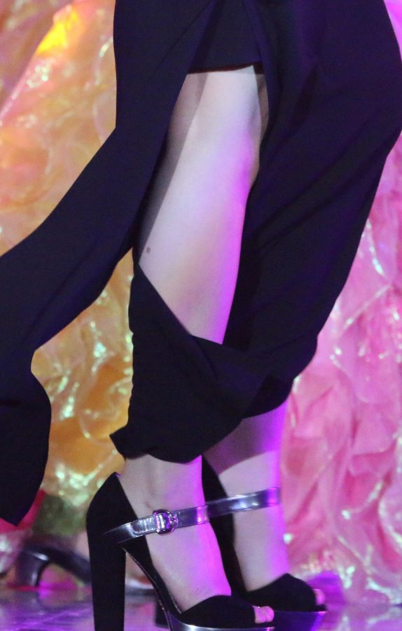 大气的美女周涛姐穿开衩裙踩恨天高(6/8)