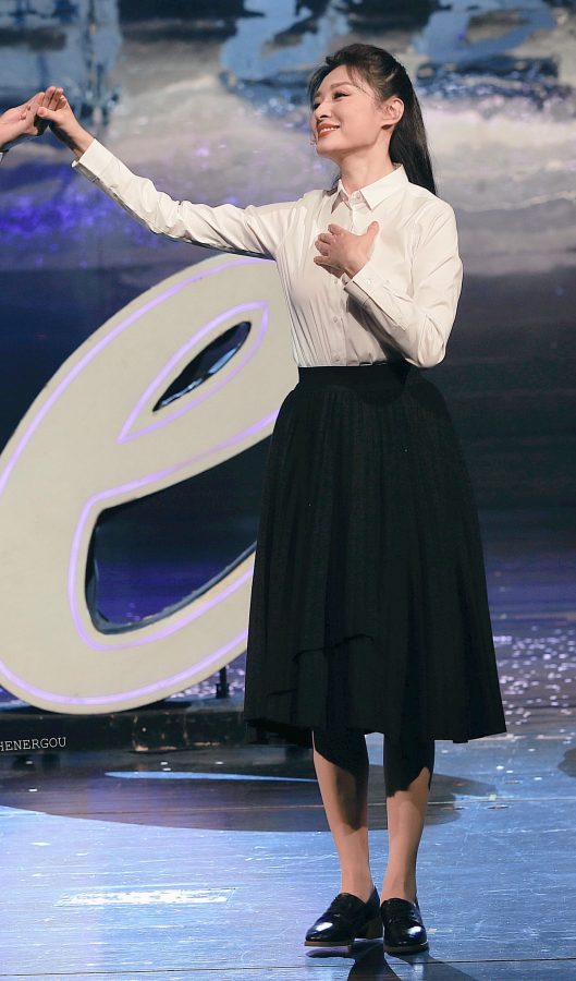 Zhou Tao in white shirt, black skirt and pantyhose(3/4)