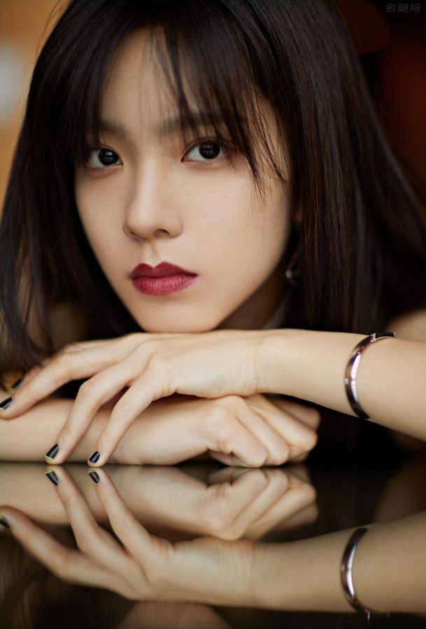 嘉行传媒女艺人庄达菲玉臂长腿图(4/7)