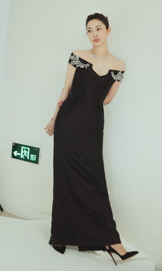 清秀干净吊的气质美女白百何低胸礼服恨天高(1/6)
