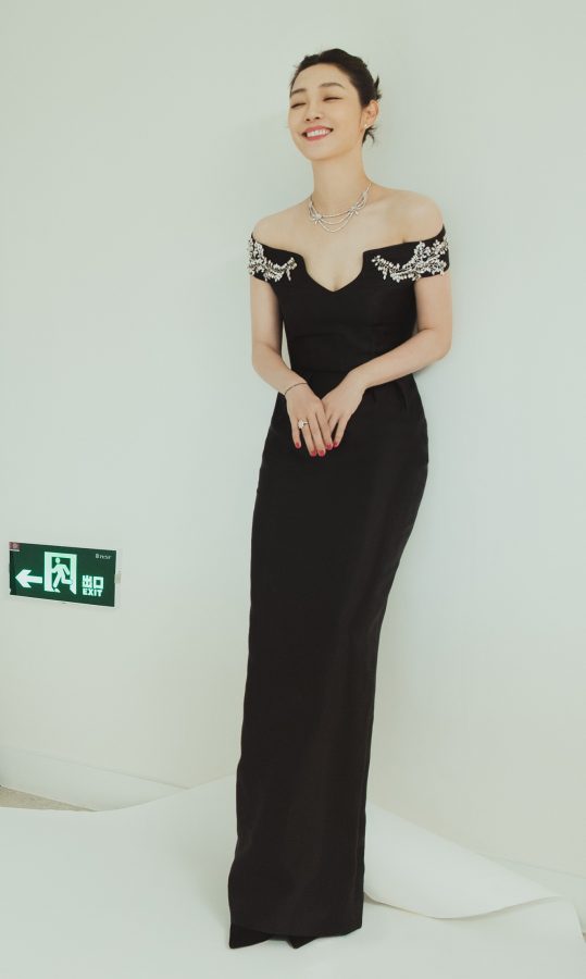 The delicate, clean and graceful beauty Bai Baihe looks so tall in a low-cut dress(3/6)