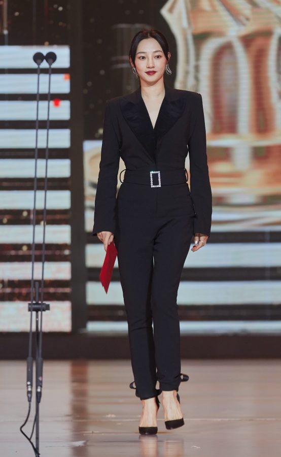 Sashuang Yujie Bai Baihe slim-fitting suit with high heels(7/7)