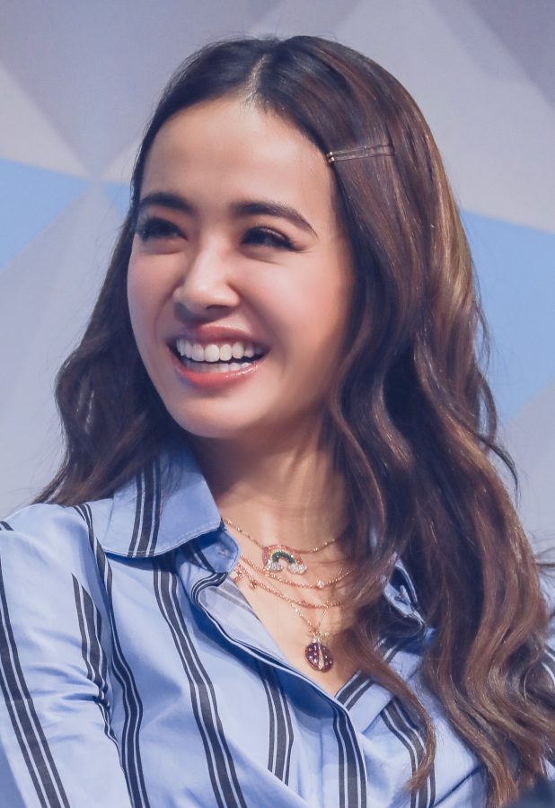 Female star Jolin Tsai stepped on metal high heels and stood with her legs together(2/2)