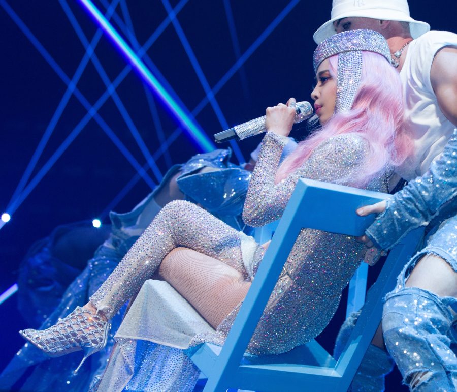 Jolin Tsai's slit skirt at the concert revealed her beautiful legs in flesh-colored fishnet pantyhose(5/22)
