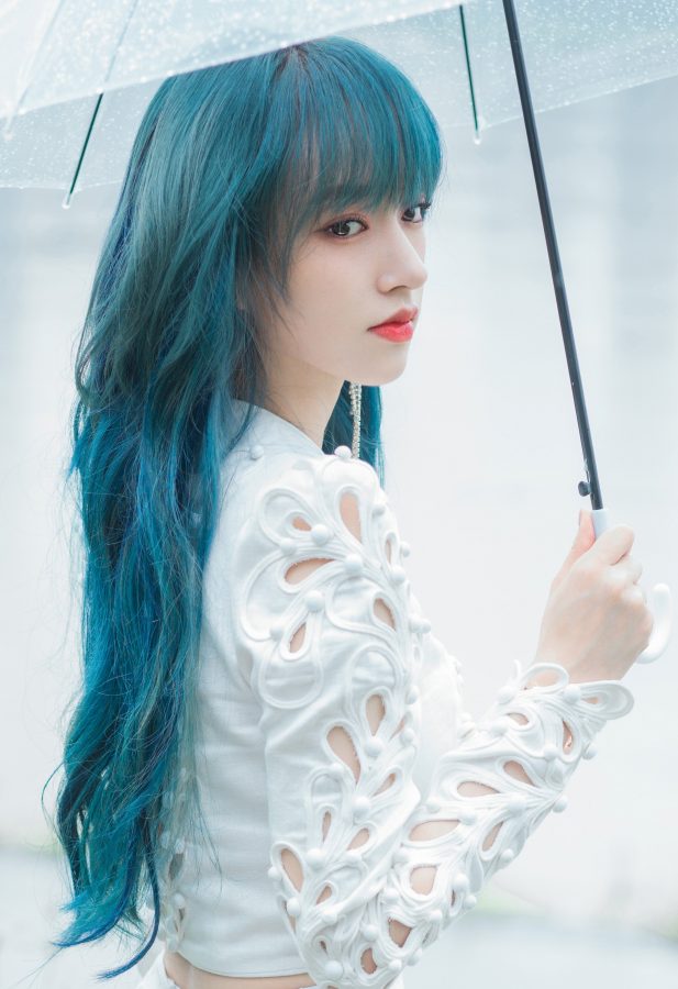 程潇穿上浮雕镂空超短裙秀长腿(5/6)