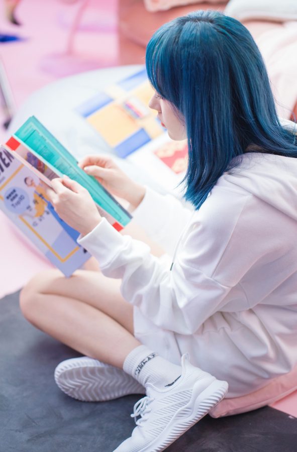 Cheng Xiao's home photo with blue hair and beautiful legs(2/3)