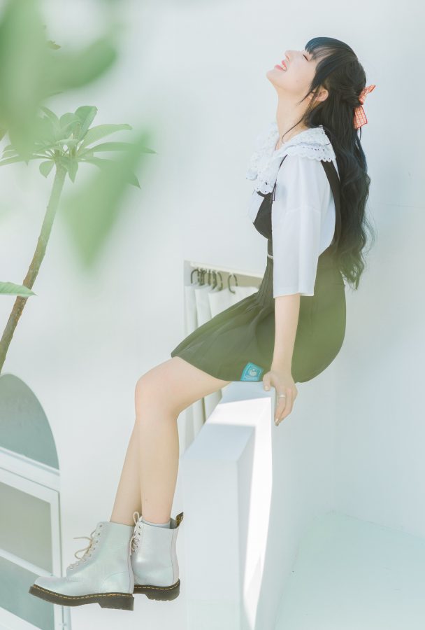 可爱妹子程潇端庄坐姿细腿令人心动(5/5)