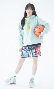 纯美少女程潇湖人队篮球衣美腿写真