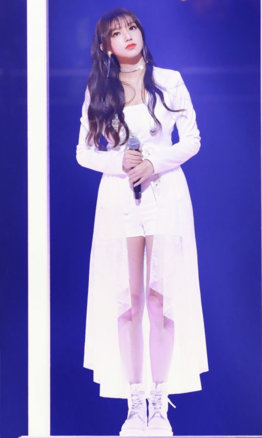 紫长发少女程潇热裤美腿半露(4/7)