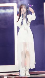 紫长发少女程潇热裤美腿半露