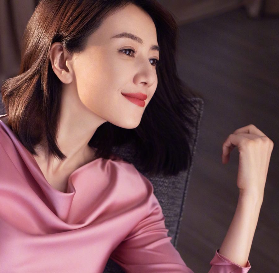 汰渍洗衣液代言人高圆圆地板上的完美脚丫(2/3)