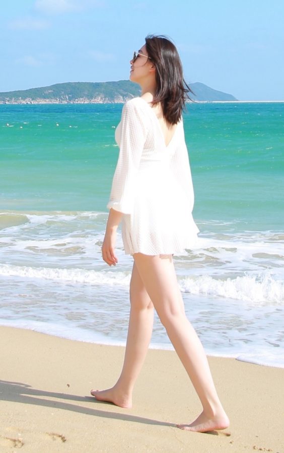 美女主持人蒋宝琛海边白腿美脚丫(2/2)
