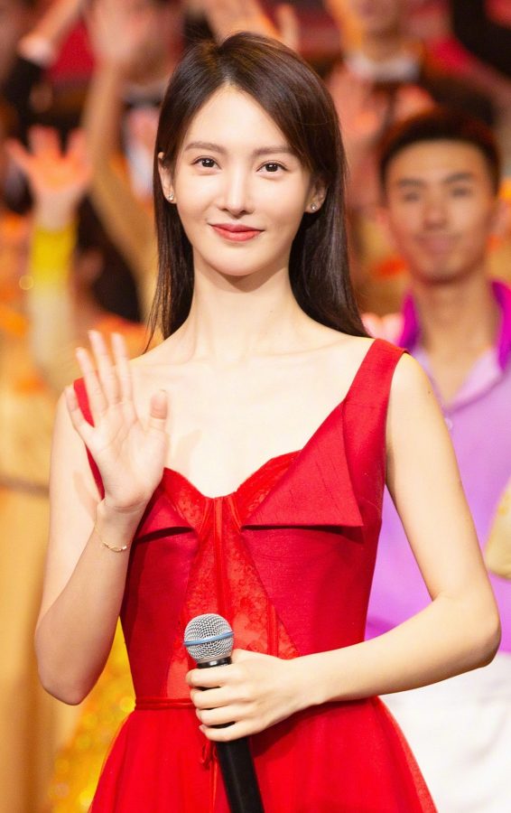 女星金晨穿红长裙脚踩凉高跟演出(3/6)