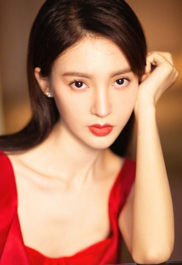 女星金晨穿红长裙脚踩凉高跟演出(6/6)