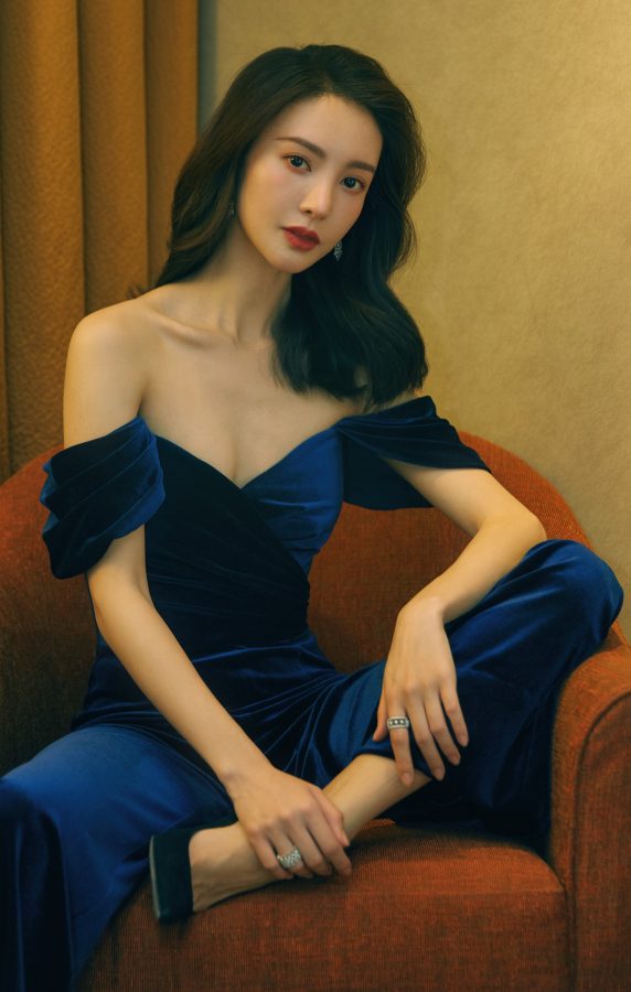 美女金晨穿蓝色低胸丝绒连体裤性感出镜(1/7)