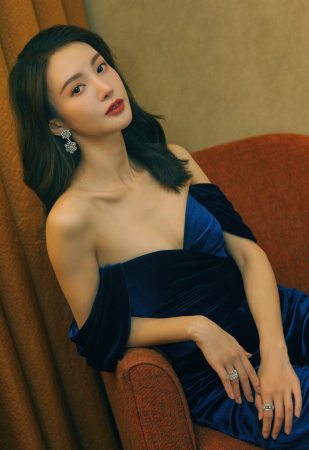 美女金晨穿蓝色低胸丝绒连体裤性感出镜(2/7)