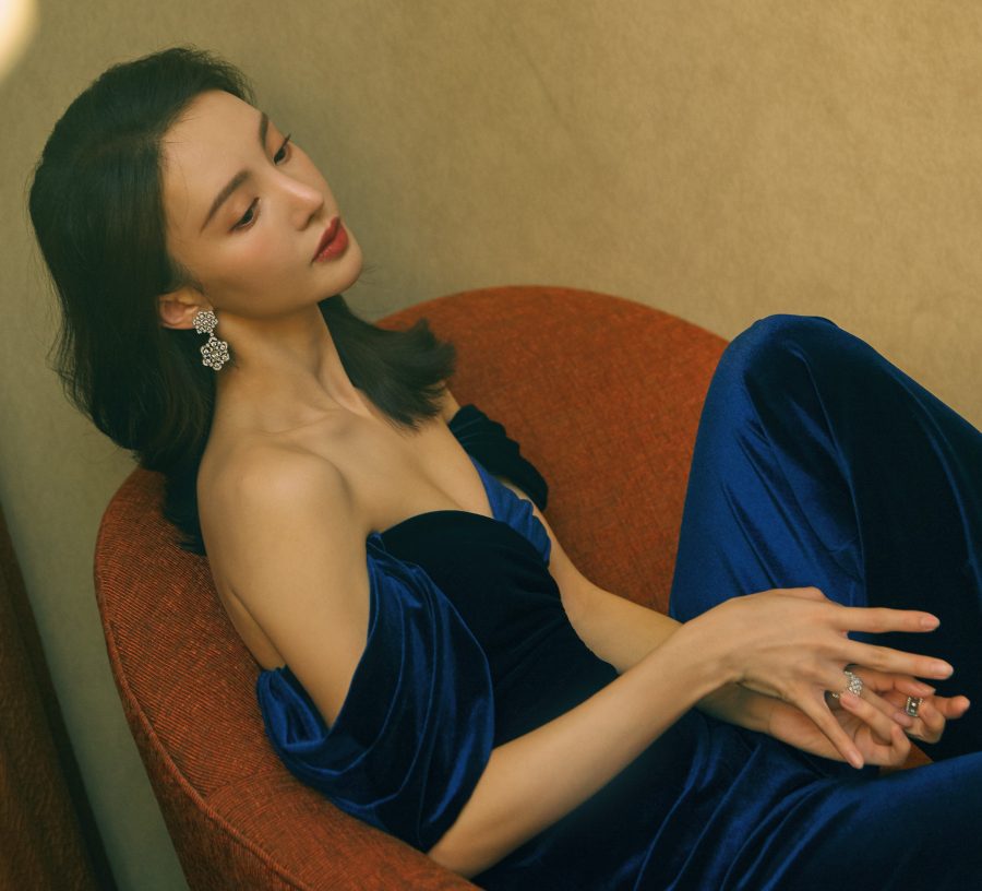 美女金晨穿蓝色低胸丝绒连体裤性感出镜(3/7)