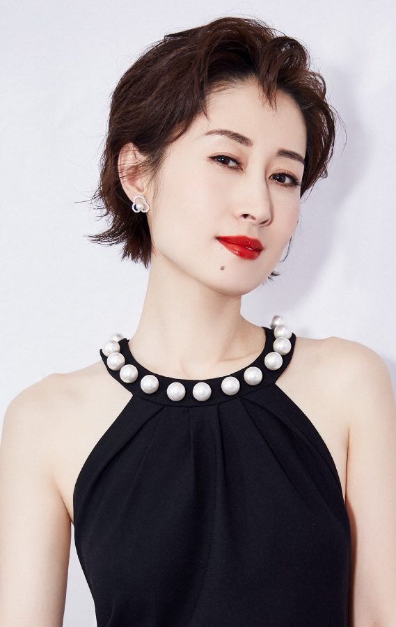 中年御姐刘敏涛短发红唇造型玉背完美无缺(3/4)