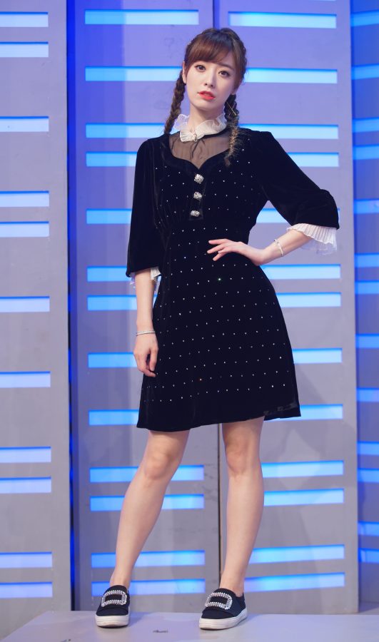 Real photos of beautiful legs of Si Wenjia, a beautiful girl with twin ponytails(2/8)