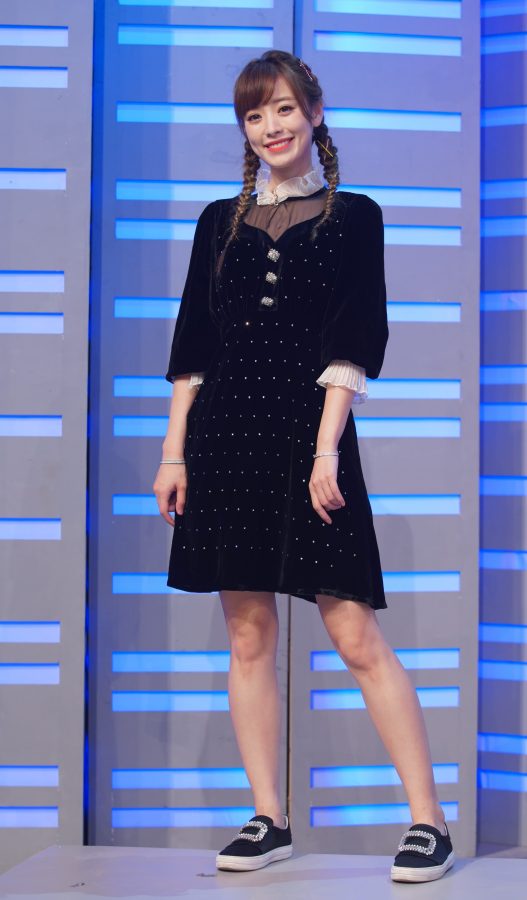 Real photos of beautiful legs of Si Wenjia, a beautiful girl with twin ponytails(3/8)