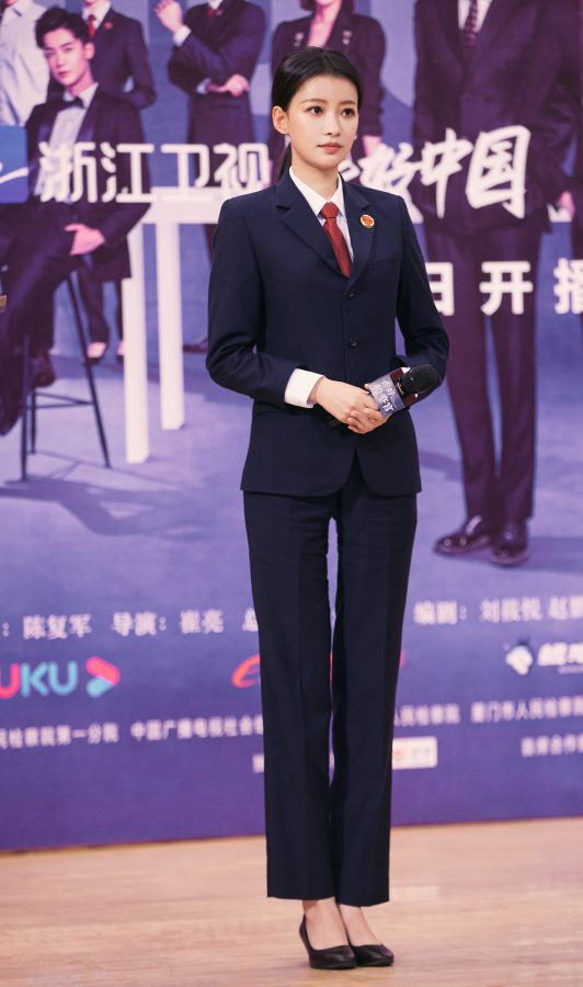 孙怡换上制服变身成为俏丽女检察官(1/3)
