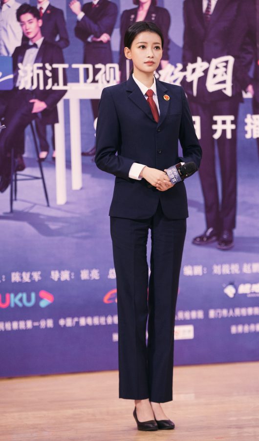 孙怡换上制服变身成为俏丽女检察官(2/3)