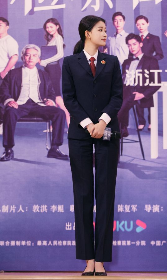 孙怡换上制服变身成为俏丽女检察官(3/3)