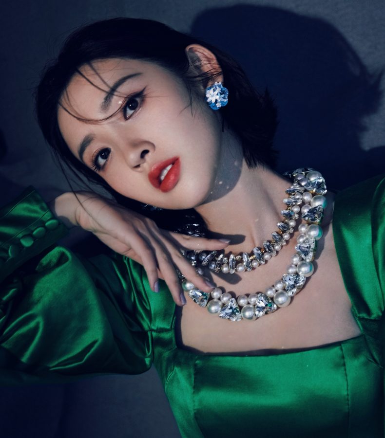 唐艺昕身穿绿色绸缎短裙秀优美长腿(3/4)