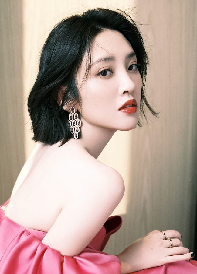 唐艺昕在酒店拍写真大秀美背和事业线绽放女人芬芳气质(2/8)