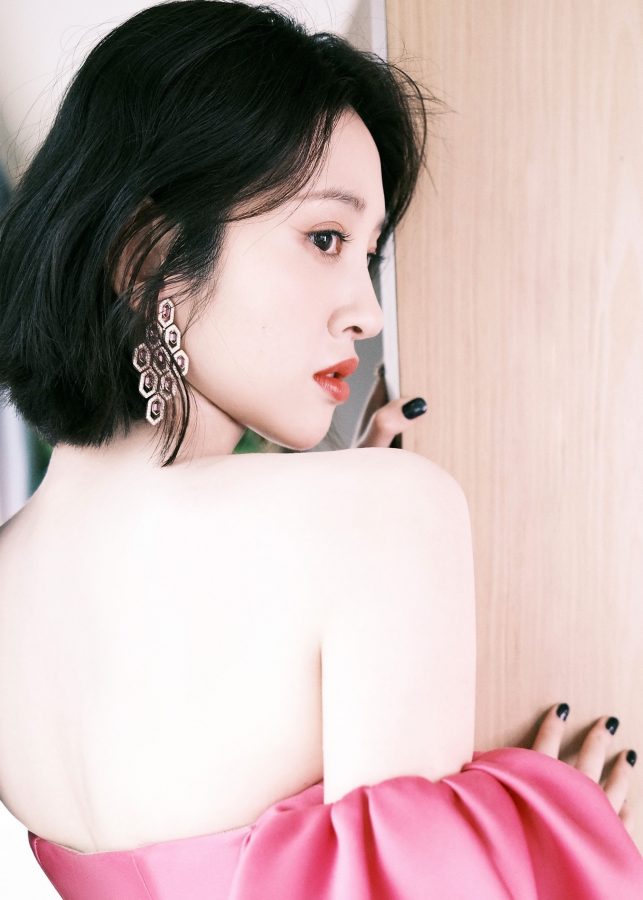Tang Yixin showed off her beautiful back and career line in a hotel photo shoot, showing off her feminine fragrance(3/8)