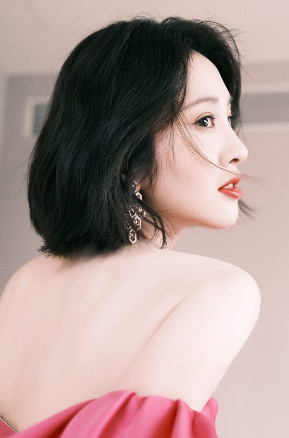 唐艺昕在酒店拍写真大秀美背和事业线绽放女人芬芳气质(4/8)