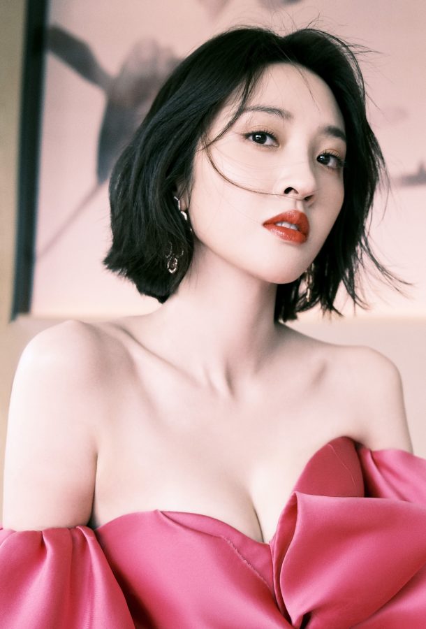 唐艺昕在酒店拍写真大秀美背和事业线绽放女人芬芳气质(5/8)