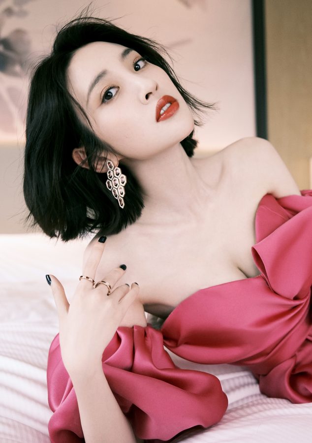 唐艺昕在酒店拍写真大秀美背和事业线绽放女人芬芳气质(6/8)