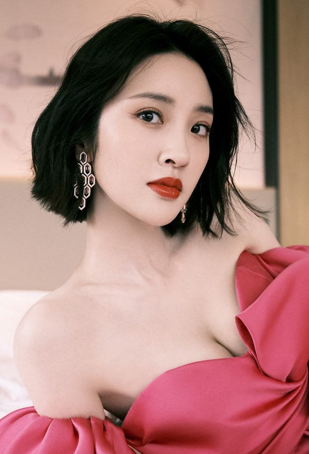 唐艺昕在酒店拍写真大秀美背和事业线绽放女人芬芳气质(7/8)