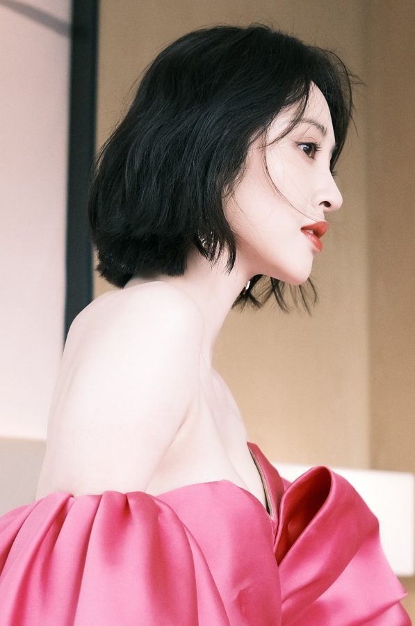 唐艺昕在酒店拍写真大秀美背和事业线绽放女人芬芳气质(8/8)